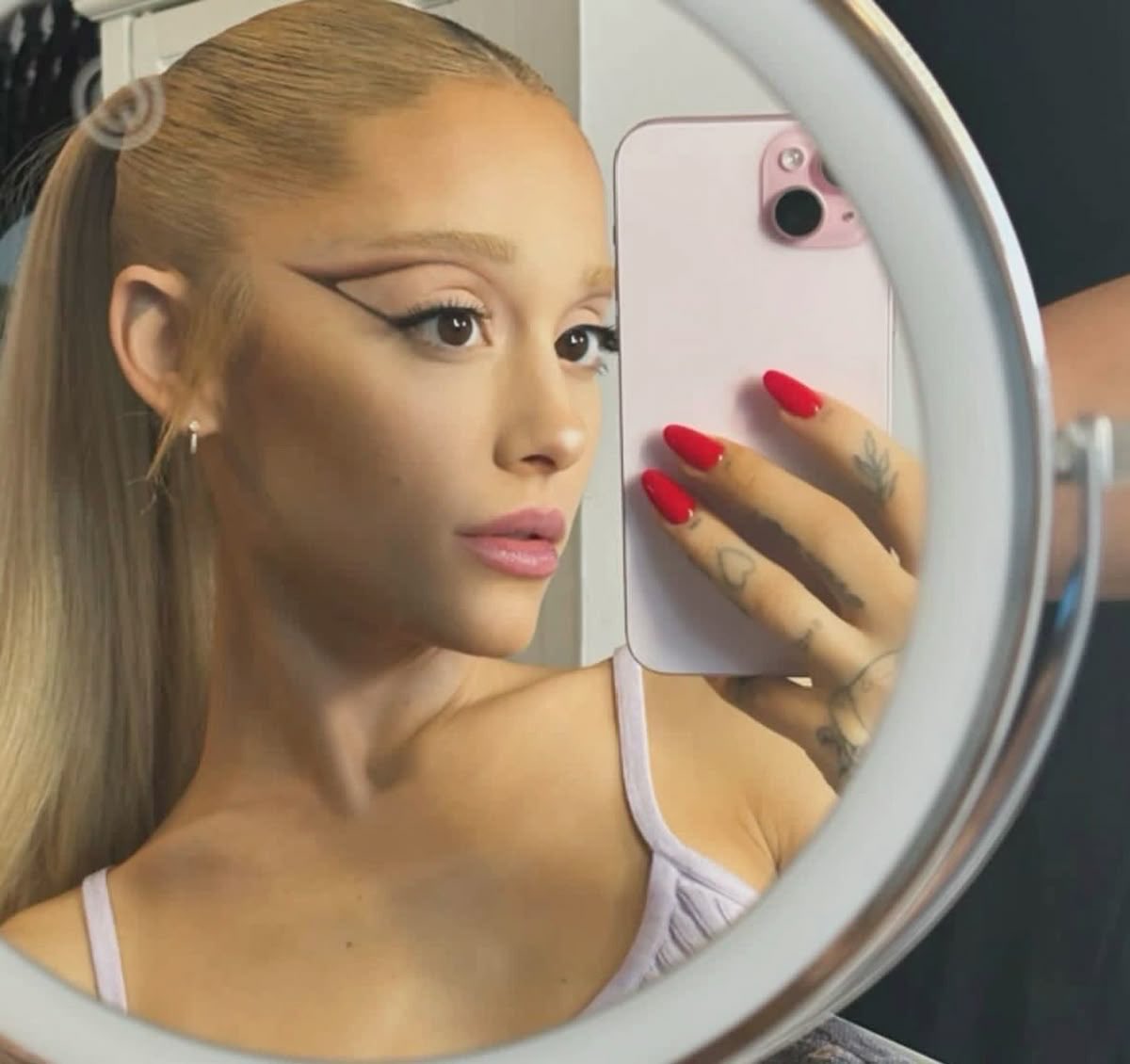 Moontumblr2's tweet photo. still don’t understand why she’s not doing fun makeup anymore especially for tour … https://t.co/4AIhJV8coB