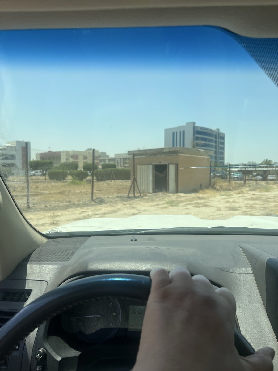 khalaf1433's tweet photo. ⚠️ من باب المسؤولية المجتمعية

    اليوم الاثنين 6-7-2026 بالقرب من مواقف مراجعي مركز العدان التخصصي لطب الأسنان بمنطقة هدية قطعة 5 لاحظت وجود سياج معدني متضرر ومنهار جزئيًا إضافة إلى غرفة يبدو أن بابها مفتوح.

ونظرًا لقرب الموقع من المراجعين فقد يتيح هذا الوضع دخول الأطفال أو غير المصرح لهم إلى الموقع مما قد يعرضهم للخطر.

آمل من الجهة المختصة سرعة إصلاح السياج وتأمين الموقع والتأكد من استيفاء اشتراطات الأمن والسلامة حفاظًا على سلامة الجميع.

⚠️ #السلامة_العامة #وزارة_الصحة 

@KUWAIT_MOH 
@aha_kuwait