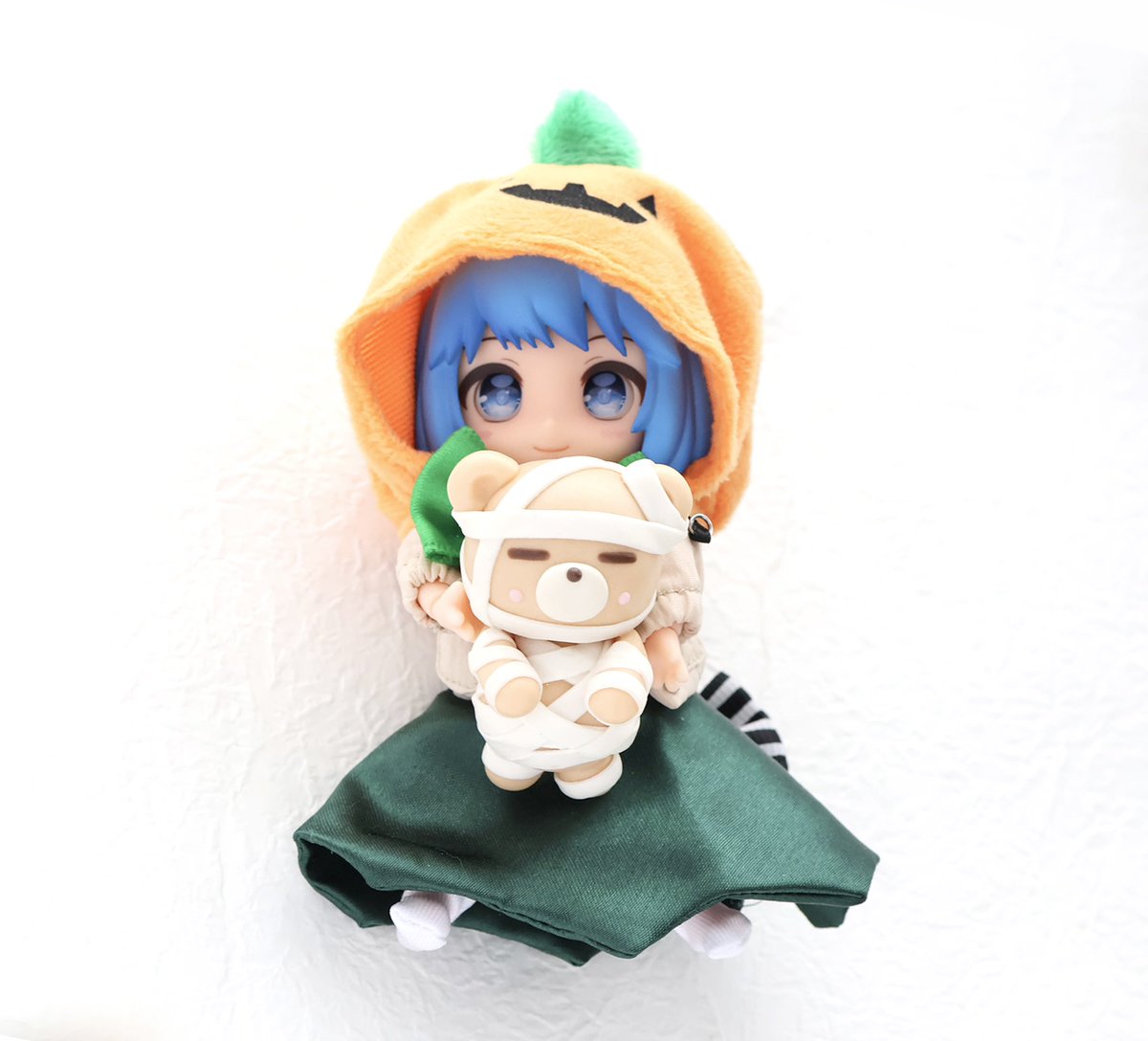 saaaaatan_1's tweet photo. 早いけど、ハロウィン🎃

ハロウィン時期に東京でのイベント出展がないので、７月だけど #アイドール東京 でハロウィン作品を販売します( ´罒`*)

ねんどろいどどーる(14㎝)にミイラくまちゃんを抱っこさせてみたฅʕ•ﻌ•ʔฅ

『アイ•ドール VOL.77』
2026年7/12(日)
東京ビッグサイト
ブース【R42】 https://t.co/9wOwfJuosS