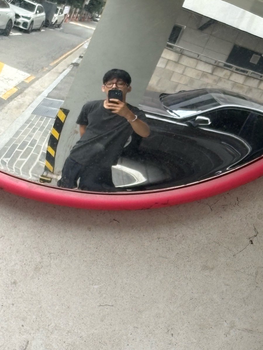 enjieLou's tweet photo. BAEKCHEN MATCHING BUBBLE MIRROR SELFIE (AGAIN) ‼️ ❤️💙 #CHEN #BAEKHYUN https://t.co/oAgcuuA53N