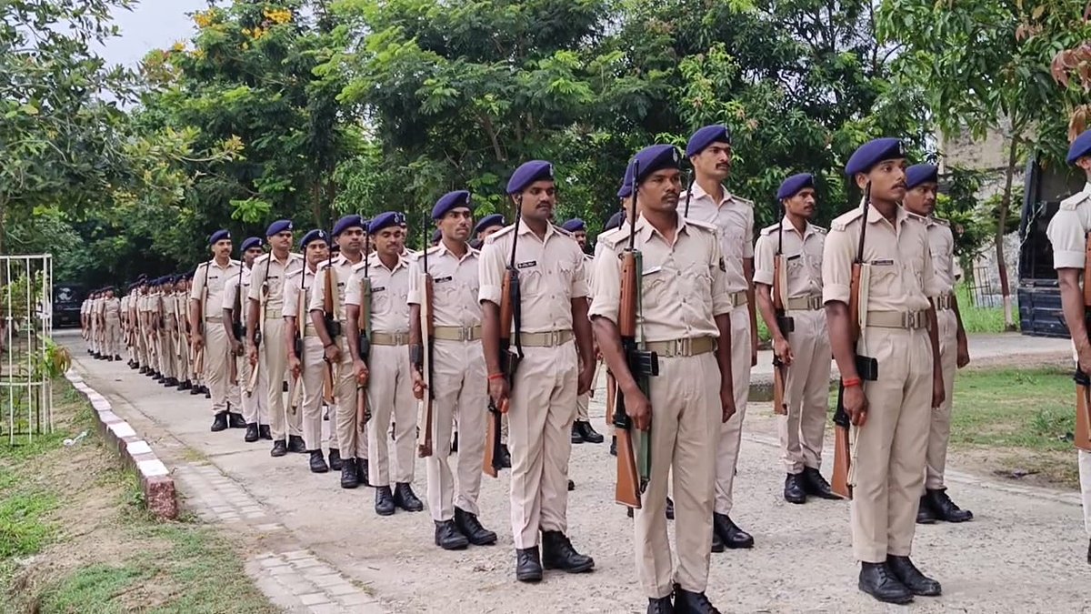 SpSheohar's tweet photo. पुलिस अधीक्षक महोदय शिवहर, के निर्देशन में अनुशासन एवं शारीरिक दक्षता बनाए रखने हेतु दिनांक-07.07.2026 को पुलिस केंद्र शिवहर में प्रातः कालीन परेड का आयोजन किया गया !
#sheohar 
#police
#lawandorder 
@bihar_police https://t.co/GjJrPgCR00