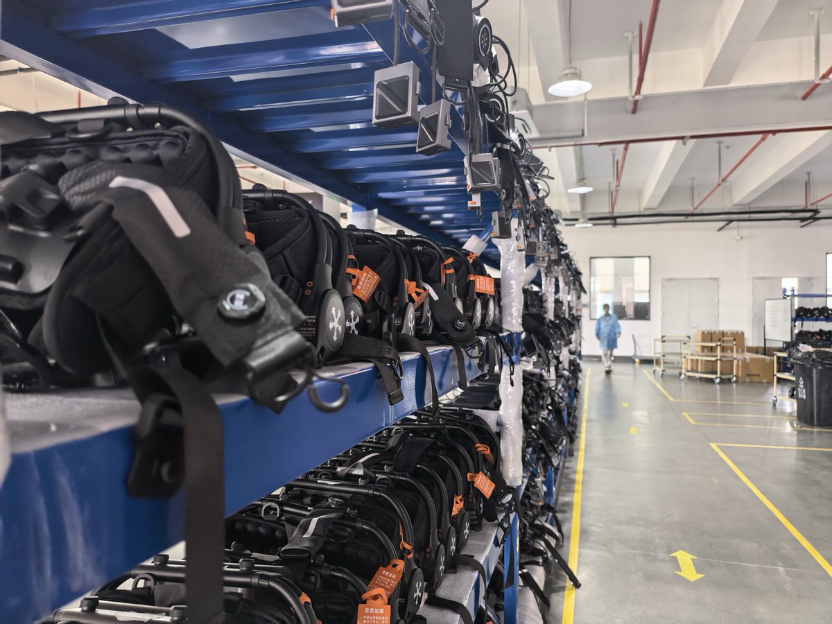 WuxiDailyICC's tweet photo. RoboCT’s GoGo exoskeleton went into mass production July 6 at Wuxi Huishan Robot Park, rolling out one wearable mechanical leg every 1.5 hours. Released soon after the G2 humanoid robot, it upgrades Huishan’s multi-model intelligent robot manufacturing.#Wuxi #RoboCT #Huishan https://t.co/VJiQB7k5pE