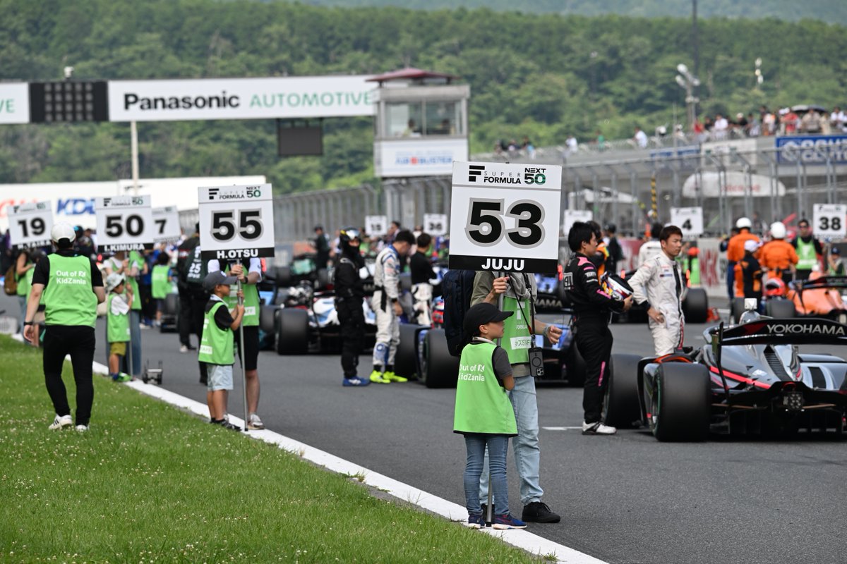 fswpress's tweet photo. 【SUPER FORMULA 第3戦・第6戦・第7戦】 

レースもイベントも熱い！
夏のスーパーフォーミュラは推し活＆ファミリー向けイベントが満載🎆

🪭推しうちわ＆お面作りワークショップ
🍱ドライバーピックアップメニュー
🏮夏祭り縁日
🏎️Out of KidZania in SUPER FORMULA

モータースポーツ×夏祭りを全力で楽しもう！