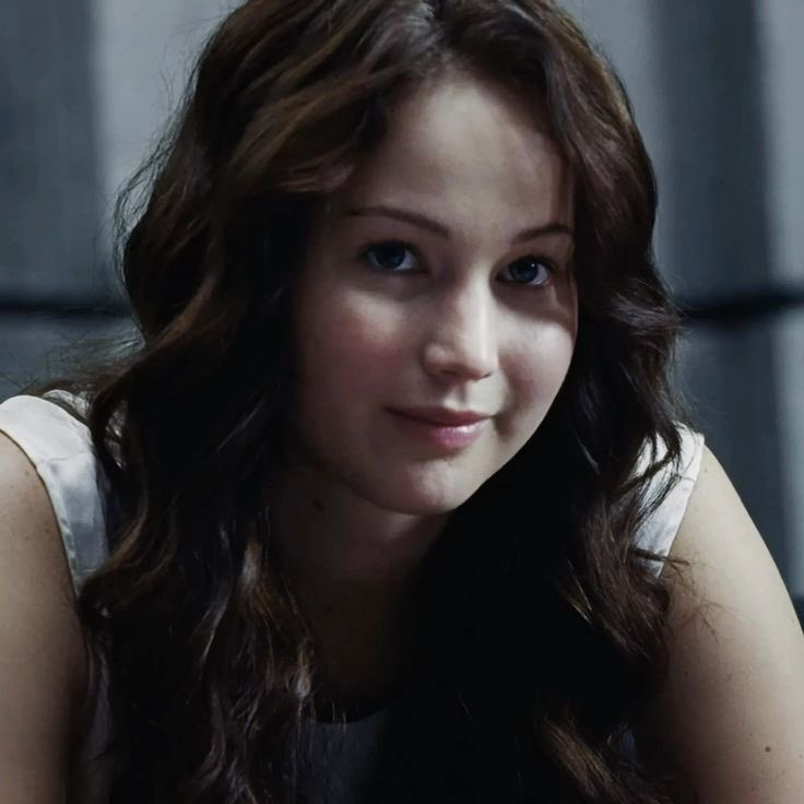 casstarsww's tweet photo. Casting a white Katniss created a domino effect. Louella is Katniss’s lookalike, and Lou Lou is Louella's body double. Because Katniss is white on screen, Lou Lou is too. It completely erases a powerful book subplot about the systemic theft and erasure of Indigenous women. https://t.co/Cw7Yjm9uSW