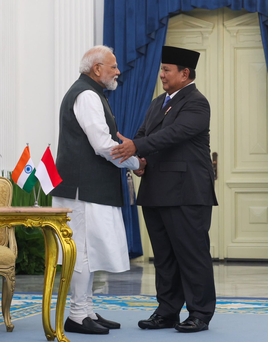 narendramodi's tweet photo. Held productive discussions with President Prabowo Subianto at Istana Merdeka in Jakarta. Over the past few years, India-Indonesia relations have acquired new momentum and greater depth. Today’s talks covered various subjects such as trade, human development, agriculture, food security and healthcare. As major maritime nations of the Indo-Pacific, defence, security and maritime cooperation also featured in our talks. 

@prabowo
