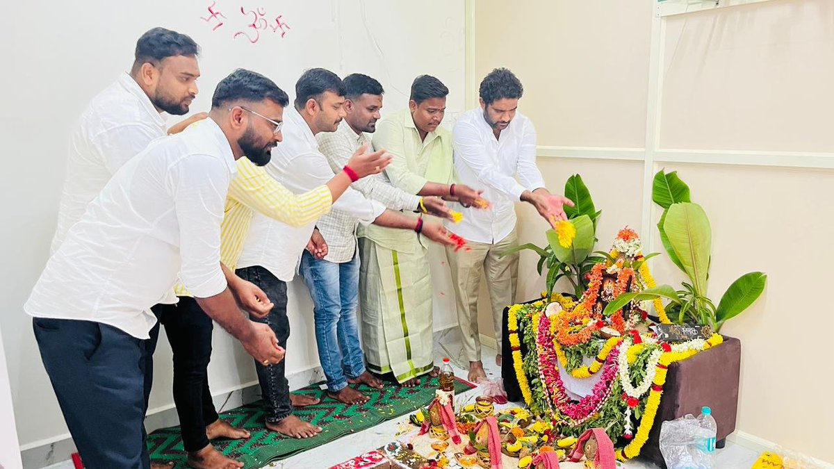 AnilChikkamadu's tweet photo. ಇಂದು ಸಂಚಾರ ಟಿವಿ ಕಚೇರಿ ಉದ್ಘಾಟನಾ ಕಾರ್ಯಕ್ರಮದಲ್ಲಿ ಭಾಗವಹಿಸಿ, ನೂತನ ಕಚೇರಿಯ ಶುಭಾರಂಭಕ್ಕೆ ಶುಭ ಹಾರೈಸಲಾಯಿತು.

ಸಮಾಜದ ಧ್ವನಿಯಾಗಿ, ಜನರ ಸಮಸ್ಯೆಗಳನ್ನು ಜವಾಬ್ದಾರಿಯಿಂದ ಬಿಂಬಿಸಿ, ಸತ್ಯ ಮತ್ತು ನಿಷ್ಪಕ್ಷಪಾತ ಪತ್ರಿಕೋದ್ಯಮದ ಮೂಲಕ ಮತ್ತಷ್ಟು ಯಶಸ್ಸು ಸಾಧಿಸಲಿ ಎಂದು ಹಾರೈಸುತ್ತೇನೆ. https://t.co/n4YM3IpnUu
