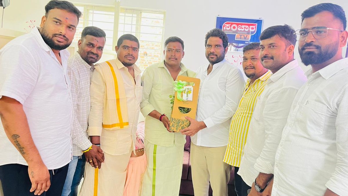 AnilChikkamadu's tweet photo. ಇಂದು ಸಂಚಾರ ಟಿವಿ ಕಚೇರಿ ಉದ್ಘಾಟನಾ ಕಾರ್ಯಕ್ರಮದಲ್ಲಿ ಭಾಗವಹಿಸಿ, ನೂತನ ಕಚೇರಿಯ ಶುಭಾರಂಭಕ್ಕೆ ಶುಭ ಹಾರೈಸಲಾಯಿತು.

ಸಮಾಜದ ಧ್ವನಿಯಾಗಿ, ಜನರ ಸಮಸ್ಯೆಗಳನ್ನು ಜವಾಬ್ದಾರಿಯಿಂದ ಬಿಂಬಿಸಿ, ಸತ್ಯ ಮತ್ತು ನಿಷ್ಪಕ್ಷಪಾತ ಪತ್ರಿಕೋದ್ಯಮದ ಮೂಲಕ ಮತ್ತಷ್ಟು ಯಶಸ್ಸು ಸಾಧಿಸಲಿ ಎಂದು ಹಾರೈಸುತ್ತೇನೆ. https://t.co/n4YM3IpnUu