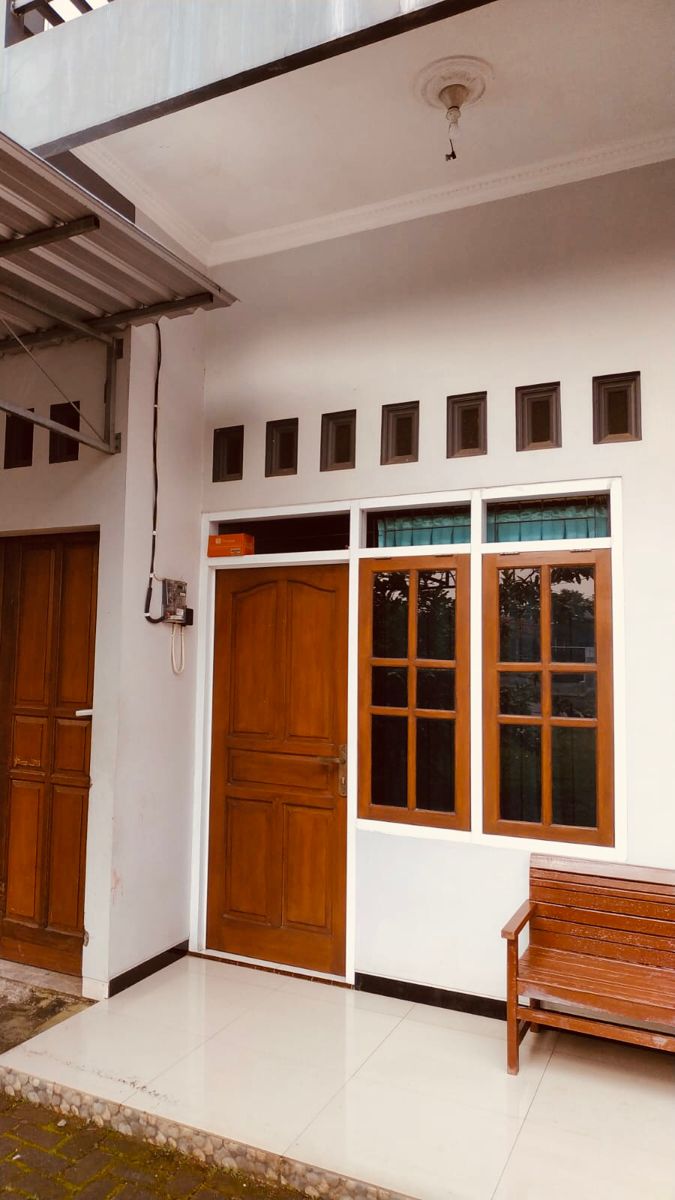 DriverOjelkilat's tweet photo. Teman gue cicil rumah Rp 2 juta per bulan. 
Teman satunya sewa rumah Rp 2 juta per bulan. 

Uang yang keluar sama persis tiap bulan. 10 tahun kemudian gue ketemu dua-duanya. Bedanya bikin gue diem lama banget. 😭

Yang cicil rumah. KPR 20 tahun. Bunga 8% per tahun. Cicilan Rp 2 juta per bulan. Rumah tipe 36 di pinggiran kota. 10 tahun berjalan. Total yang udah dibayar: Rp 240 juta. Nilai rumahnya sekarang: Rp 420 juta.

Yang sewa rumah. Kontrak tahunan. Rp 24 juta per tahun. Sama persis Rp 2 juta per bulan. 10 tahun berjalan. Total yang udah dibayar: Rp 240 juta. Nilai aset yang dia punya dari uang itu: Rp 0.

Gue hitung lebih detail. Yang cicil: Udah bayar Rp 240 juta dalam 10 tahun. Sisa cicilan 10 tahun lagi: Rp 240 juta. Tapi nilai rumahnya sekarang Rp 420 juta. Kalau dijual sekarang: Rp 420 juta dikurangi sisa hutang Rp 240 juta = Rp 180 juta di tangan. Dari nol. Dalam 10 tahun.

Yang sewa: Udah bayar Rp 240 juta dalam 10 tahun. Tahun ke-11 harga sewanya naik. Pemilik rumah minta Rp 2,8 juta per bulan. Dia nggak bisa nolak. Atau pindah. Pindah artinya biaya baru lagi. Uang Rp 240 juta yang udah keluar? Nggak ada bekasnya. Nggak ada asetnya. Nggak ada nilainya.

Yang paling nyesek dari cerita yang sewa. Bukan soal uangnya ilang. Tapi soal rasa. 10 tahun dia tinggal di sana. Ngecat tembok. Tanam tanaman di depan. Pasang rak di dapur. Tahun ke-11 pemiliknya nggak perpanjang kontrak. "Saya mau ditinggalin anak saya." 2 minggu dia harus keluar. Dari rumah yang 10 tahun dia anggap rumahnya sendiri.

Gue nggak bilang sewa itu salah. Ada situasi di mana sewa itu keputusan yang masuk akal. Kerja di kota yang belum pasti jangka panjang. Belum ada dana DP yang cukup. Masih dalam fase hidup yang banyak berubah. Tapi kalau lo udah settle di satu kota. Udah punya pekerjaan yang stabil. Dan pengeluaran sewa lo Rp 2 juta per bulan. Hitung dulu: KPR dengan cicilan yang sama, bisa dapet rumah di mana?

Simulasi KPR dengan cicilan Rp 2 juta per bulan. Bunga 8% per tahun. Tenor 20 tahun. Kemampuan KPR: sekitar Rp 265 juta. Dengan DP 10% (Rp 26,5 juta): Bisa beli rumah seharga Rp 291 juta. Rumah tipe 36 di pinggiran kota besar atau tipe 45 di kota menengah. Cicilan sama persis dengan sewa. Tapi 20 tahun kemudian rumahnya jadi milik lo.

Yang bikin orang tetap milih sewa padahal KPR-nya sama. "Ribet ngurusnya." "Takut kena bunga tinggi." "Belum siap komitmen 20 tahun." "Nanti kalau pindah kota gimana?" Semua alasan ini valid. Tapi ada satu yang paling sering jadi alasan sesungguhnya: "DP-nya dari mana?"

Cara kumpulin DP tanpa ngerasa berat. DP minimal KPR: 10% dari harga rumah. Rumah Rp 300 juta: DP Rp 30 juta. Nabung Rp 500rb per bulan: 60 bulan = 5 tahun. Nabung Rp 1 juta per bulan: 30 bulan = 2,5 tahun. Nabung Rp 1,5 juta per bulan: 20 bulan = kurang dari 2 tahun. 2 tahun nabung. 20 tahun cicil dengan nominal yang sama kayak sewa. Rumah jadi milik lo.

10 tahun kemudian. Yang cicil rumah itu sekarang tinggal 10 tahun lagi buat lunasin. Nilai rumahnya udah 2x lipat dari harga beli. Dia bilang ke gue: "Gue nggak ngerasa beda sama yang sewa. Keluarnya sama Rp 2 juta per bulan." "Tapi sekarang gue punya sesuatu yang bisa gue wariskan ke anak gue."

cc : material_daily