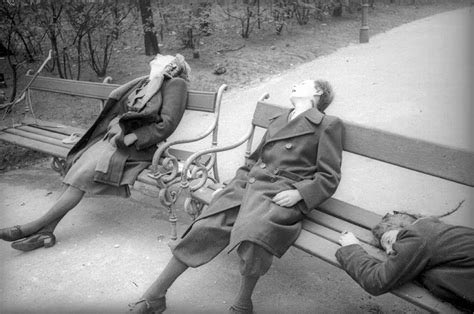 Untel667's tweet photo. La vague de suicides en Allemagne (printemps 1945)

Saviez-vous ? Face à l’avancée de l’Armée rouge en 1945, une vague massive de suicides a frappé l’Allemagne, particulièrement en Prusse-Orientale, Poméranie et Silésie. 

À Demmin (Poméranie), entre 700 et 1 200 habitants (dont beaucoup de femmes et d’enfants) se sont suicidés en quelques jours fin avril-début mai 1945, par peur des viols, des massacres et des pillages. 
Des familles entières se sont pendues, noyées ou empoisonnées. Ce n’est pas un cas isolé : des milliers de civils allemands ont choisi la mort plutôt que de subir la vengeance des vainqueurs. Un désespoir collectif souvent passé sous silence. https://t.co/mJSaDVfA2G 

Sources françaises qui confirment :
•  Wikipédia FR : Vague de suicides de Demmin → https://t.co/vJBt7NX5I6
•  Libération : « Les suicidés de Demmin, 1945 voilà l’Armée rouge » → https://t.co/RaCJNX58VH
•  Le Point : « Le plus grand suicide collectif de la Seconde Guerre mondiale » → https://t.co/05cdkfeofi
•  L’Express : « 1945 : le mystérieux suicide collectif des Allemands de Demmin » → https://t.co/ojED3PLQj7
•  Marianne : « Allemagne : à Demmin, un immense suicide collectif » → https://t.co/00DEf99f31
Ce n’est pas pour relativiser les crimes nazis, mais pour dire que la terreur semée par l’Armée rouge a poussé des civils au désespoir absolu. La guerre totale détruit les âmes autant que les corps.