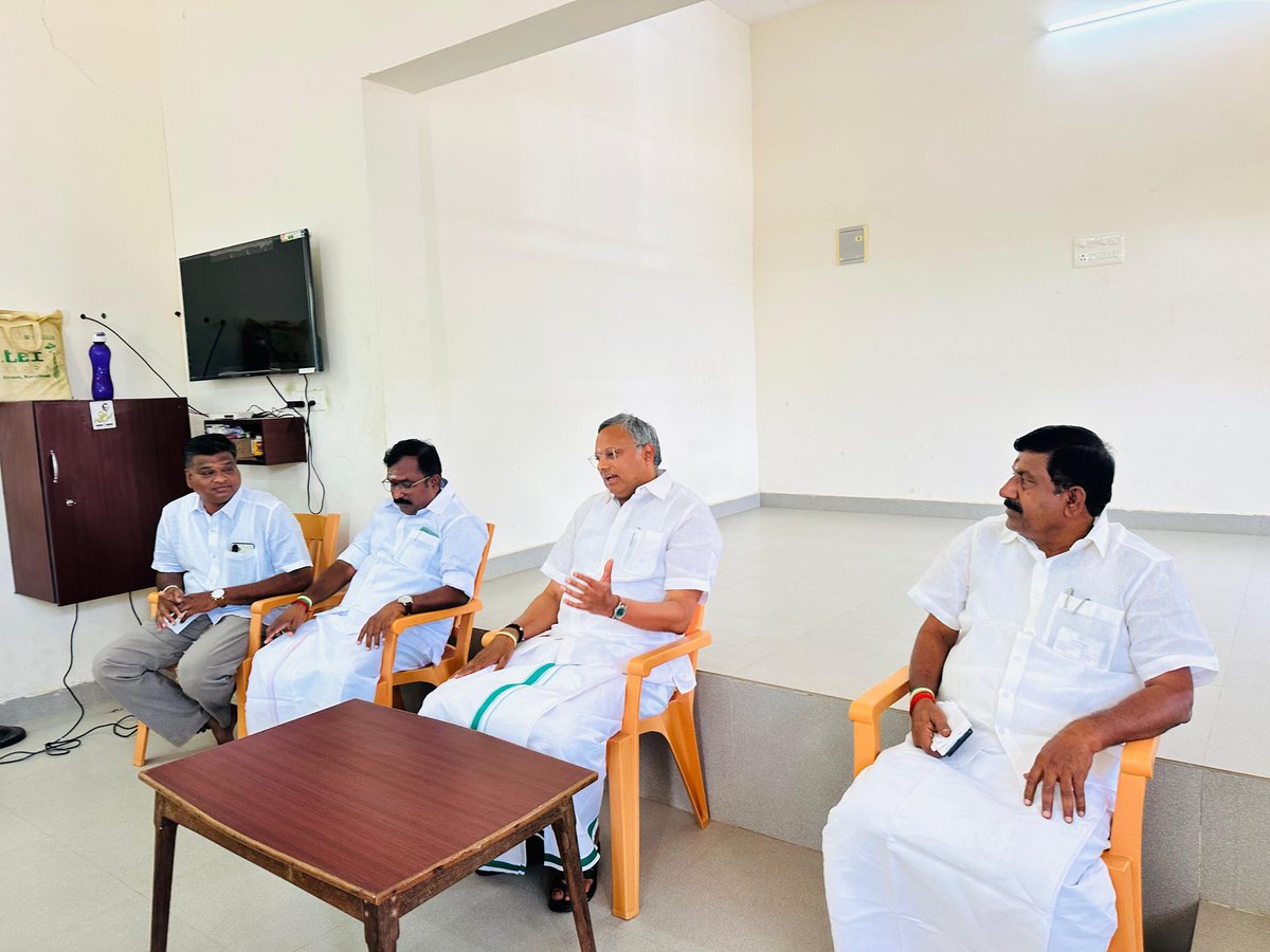 KartiPCoffice's tweet photo. சிவகங்கை தொகுதி பாராளுமன்ற உறுப்பினர் திரு. @KartiPC அவர்கள் தேவகோட்டை நகர காங்கிரஸ் கமிட்டி அலுவலகத்தில் நம் இயக்க @INCTamilNadu @INCIndia நண்பர்களை சந்தித்தபோது #Congress #CongressParty #KartiPChidambaram https://t.co/iuQgew0Bdf