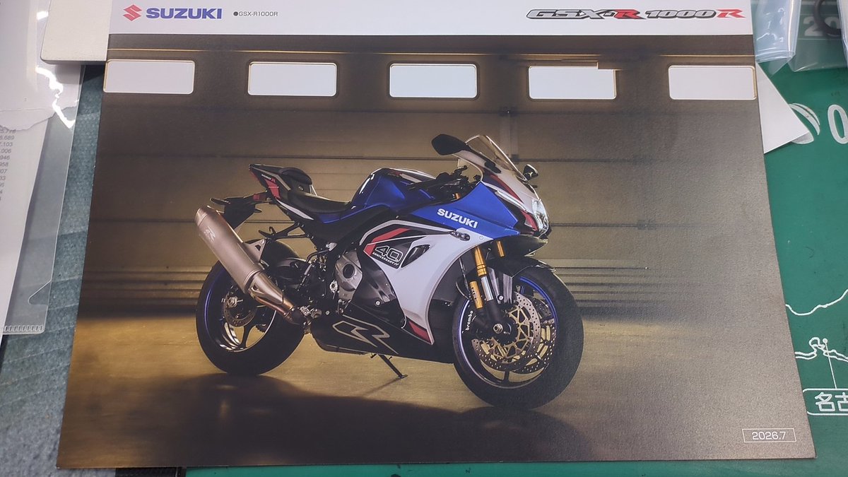 mctakami's tweet photo. キタキタキタキタきたー❗️❗️カタログきたー❗️❗️

新型GSX-R1000R❗️❗️❗️

ハヤブサマン現る❗️❗️❗️ https://t.co/GFrbM2jfQY