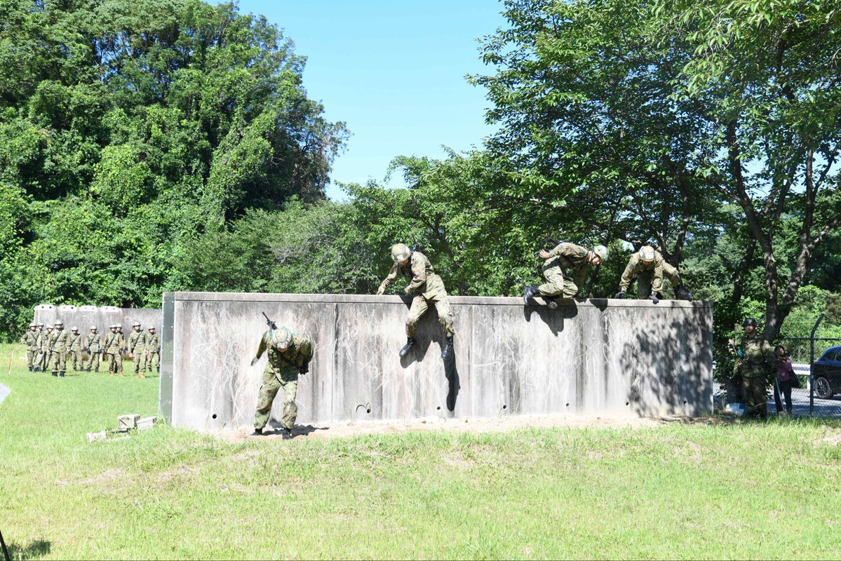 JGSDF_OCS's tweet photo. 【武装障害走検定（Ｉ課程）】
＃幹部への道2026

武装障害走検定を行いました。
気温30℃越えの中、数多くの障害を乗り越え、全力を出し切った候補生の表情は達成感に満ち溢れていました。

#防衛省　#剛健　＃久留米　#自己啓発 https://t.co/JgNElcgsNB
