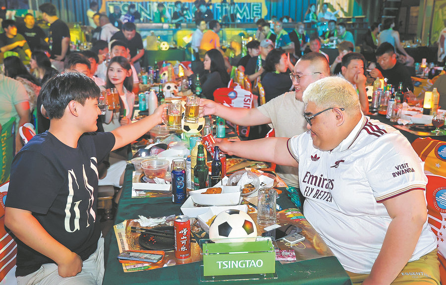 ChinaEmBE's tweet photo. World Cup and Qingdao beer culture are a perfect match As the goals flow, so do the pints, as residents and visitors revel in the city's summer nightlife
La Coupe du monde et la culture brassicole de Qingdao font bon ménage. Au rythme des buts, les verres se remplissent tandis que habitants et visiteurs profitent pleinement de l'animation des soirées d'été de la ville.