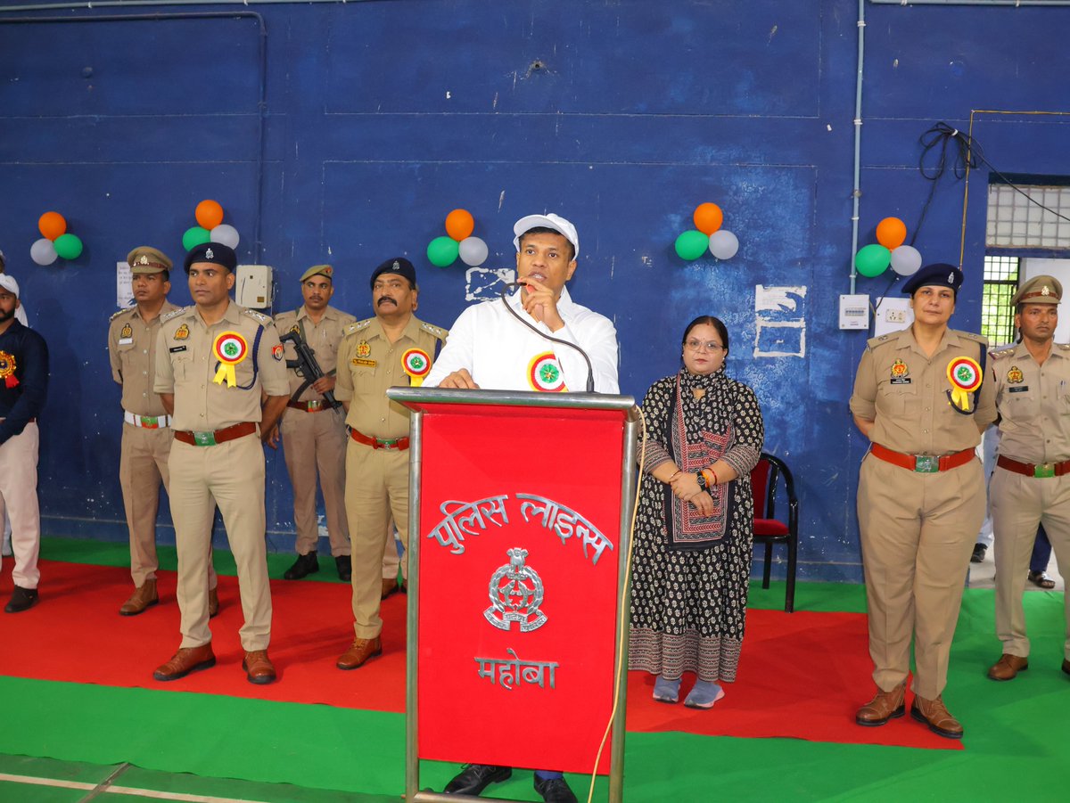 mahobapolice's tweet photo. पुलिस अधीक्षक महोबा श्री शशांक सिंह @shashsinghips द्वारा @mahobapolice के तत्वावधान में आयोजित हो रही प्रयागराज जोन की अंतर्जनपदीय महिला एवं पुरुष बैडमिंटन एवं टेबल टेनिस प्रतियोगिता–2026 का फीता काटकर शुभारंभ किया गया।
🔸 इस अवसर पर पुलिस अधीक्षक महोबा ने प्रतियोगिता में प्रतिभाग कर रहे सभी खिलाड़ियों का उत्साहवर्धन करते हुए कहा कि खेल केवल प्रतिस्पर्धा का माध्यम नहीं, बल्कि अनुशासन, समर्पण, नेतृत्व क्षमता एवं टीम भावना का सशक्त आधार हैं। उन्होंने सभी खिलाड़ियों से खेल भावना के साथ उत्कृष्ट प्रदर्शन करने का आह्वान करते हुए उनके उज्ज्वल भविष्य की शुभकामनाएँ दीं।

#UPPolice #MahobaPolice
#Badminton #TableTennis