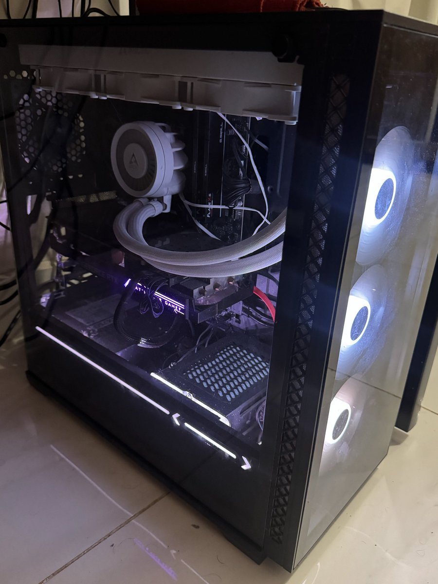 skzftnn's tweet photo. @blxckoutz Nick: KICK skzfn

R7 9800x3d
Placa mãe: MSI X870 Gaming Plus
RTX 2070 Super
32GB RAM DDR5

Monitor 1: Alienware 320hz
Monitor 2: LG 75hz 

Mouse: MCHOSE A7X Ultra
Mousepad: Asus ROG Moonstone Ace L
Teclado: SU64
Headset: Cloud II
Webcam: Emeet S800 4K

obs: upgrade 5080 mês q vem https://t.co/4TXcMgeKeG