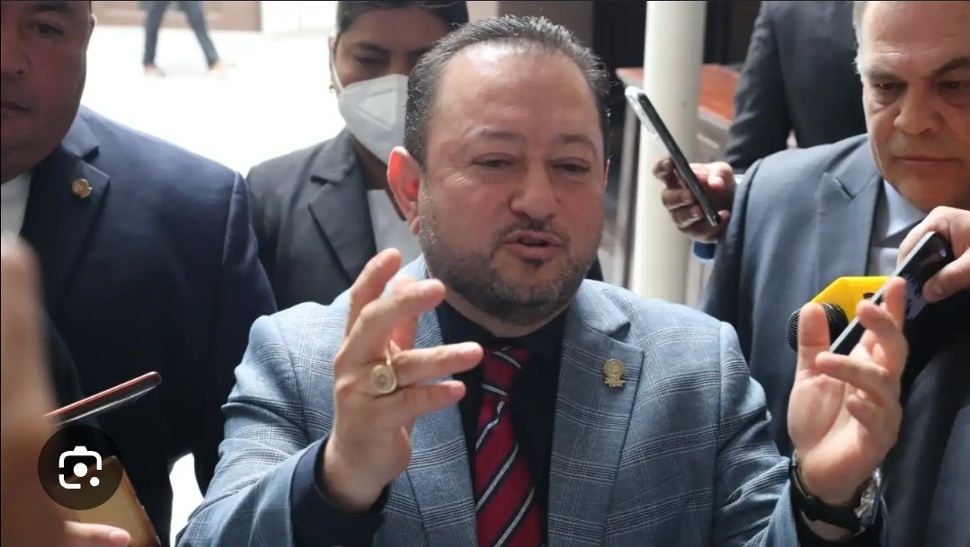 VjavierHndz's tweet photo. 🇬🇹 ⚖️ La CC permitió que Mazariegos continúe como rector de la Usac, al detener las acciones que buscaban frenar su reelección. 👀

💬 ¿Esta resolución marca un precedente sobre el requisito del finiquito para asumir cargos públicos?

¿Quienes serán los beneficiados en 2027? https://t.co/KokHb9YHhT