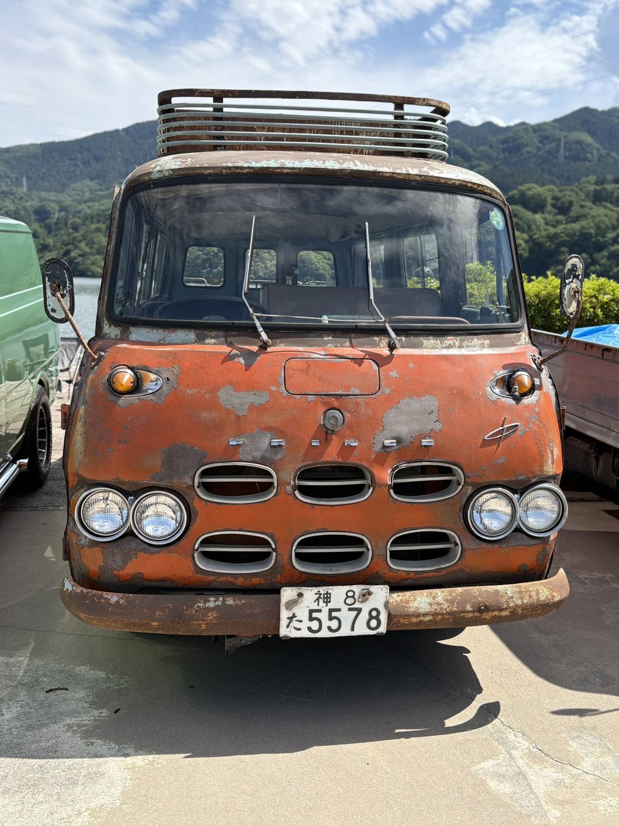vz61_scorpion2's tweet photo. 相模湖公園のイベントで見かけたプリンスクリッパー、これは渋いどころじゃない。完全に“生き残った仕事車”って感じの迫力がある。

オレンジと水色の塗装が剥げて、サビが浮きまくっているのに、不思議とボロいだけには見えない。むしろこのヤレ具合こそ、この車体が長年背負ってきた歴史そのものだと思う。

フロントの独特なグリル、丸目ライト、屋根の大きなラック。今の商用車にはない、無骨で愛嬌のある顔つきがたまらない。宣伝広報用として使われていた車体というのも、また面白い。単なる荷物運びじゃなく、人前に出て働いていた一台なんだろう。

そして何よりすごいのが、今ではまず見かけない一桁の「神8」ナンバー。神戸じゃなくて神奈川の“神”というところも時代を感じる。ナンバーだけでも資料級なのに、車体までこの迫力だから、もう反則レベルだ。
相模湖公園の景色の中で、誰よりも濃い存在感を放っていた一台だった。