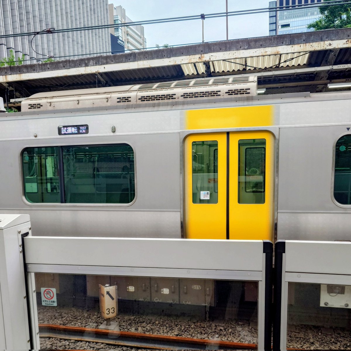 sasakicpta's tweet photo. なんで、カメラを構えているのかと思ったら、総武線の新型車両だったのね
じゃ、私もせっかくなので https://t.co/x5MhH8elT9