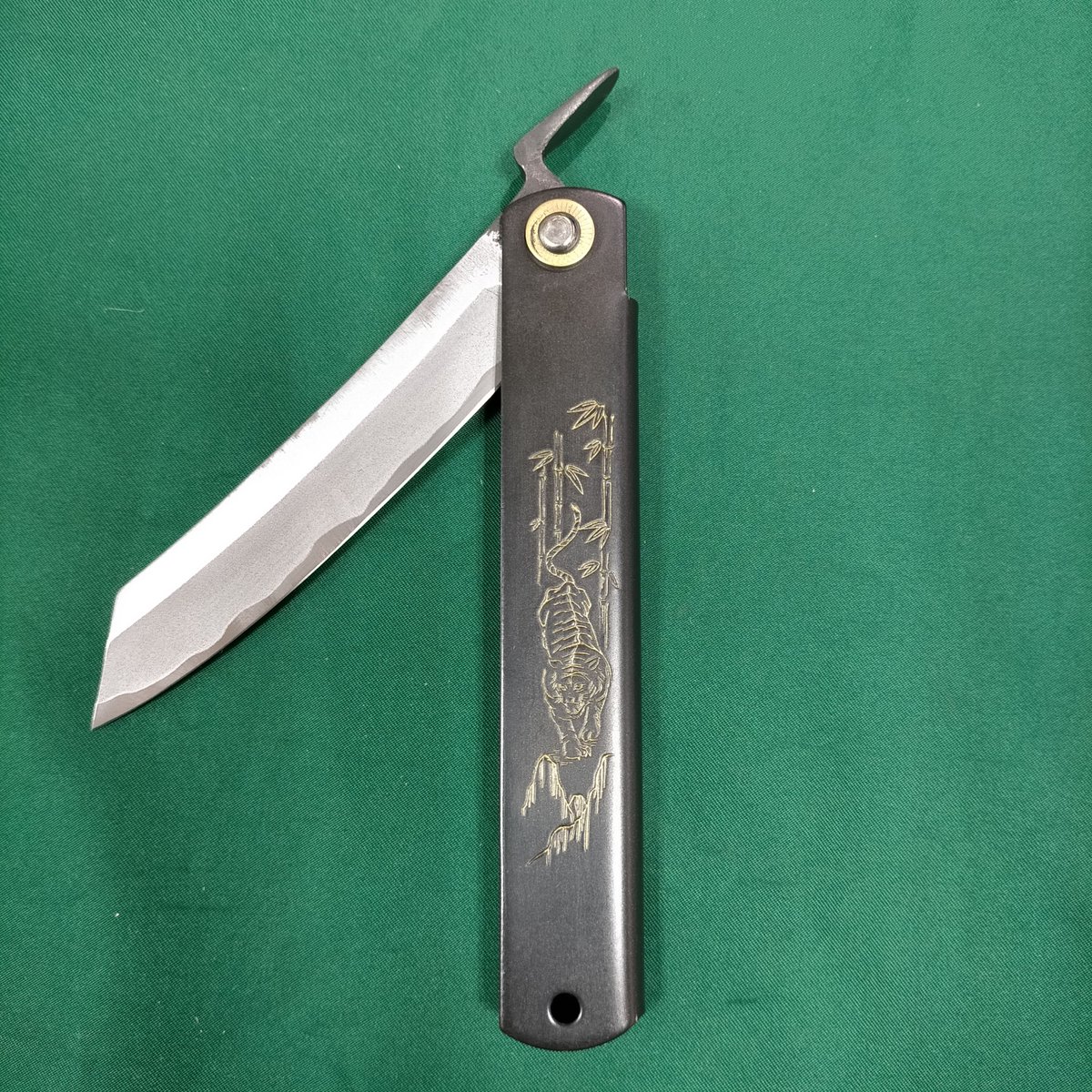 hamonoya's tweet photo. 永尾カネ駒製作所「肥後守」 特別手造り 
特大  本黒  18,700円(税込)青紙割込 
定番の同サイズ(約70ｇ)より厚みがあり 
重い(約105ｇ)
#肥後守#Japanesecutlery#刃物の政豊#包丁#鋏#研ぎ直し https://t.co/vr02WgQKqT