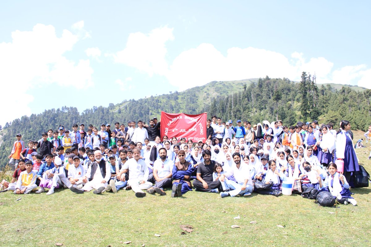 ParvarRuuh's tweet photo. #Kashmir
#Picnic
#youth https://t.co/nFFuCZKv6O