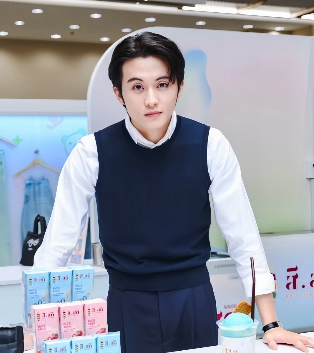 onyoura__rna's tweet photo. หล่อ สุขุม ตัดเอ 95 https://t.co/kBWZ7gb7Mt