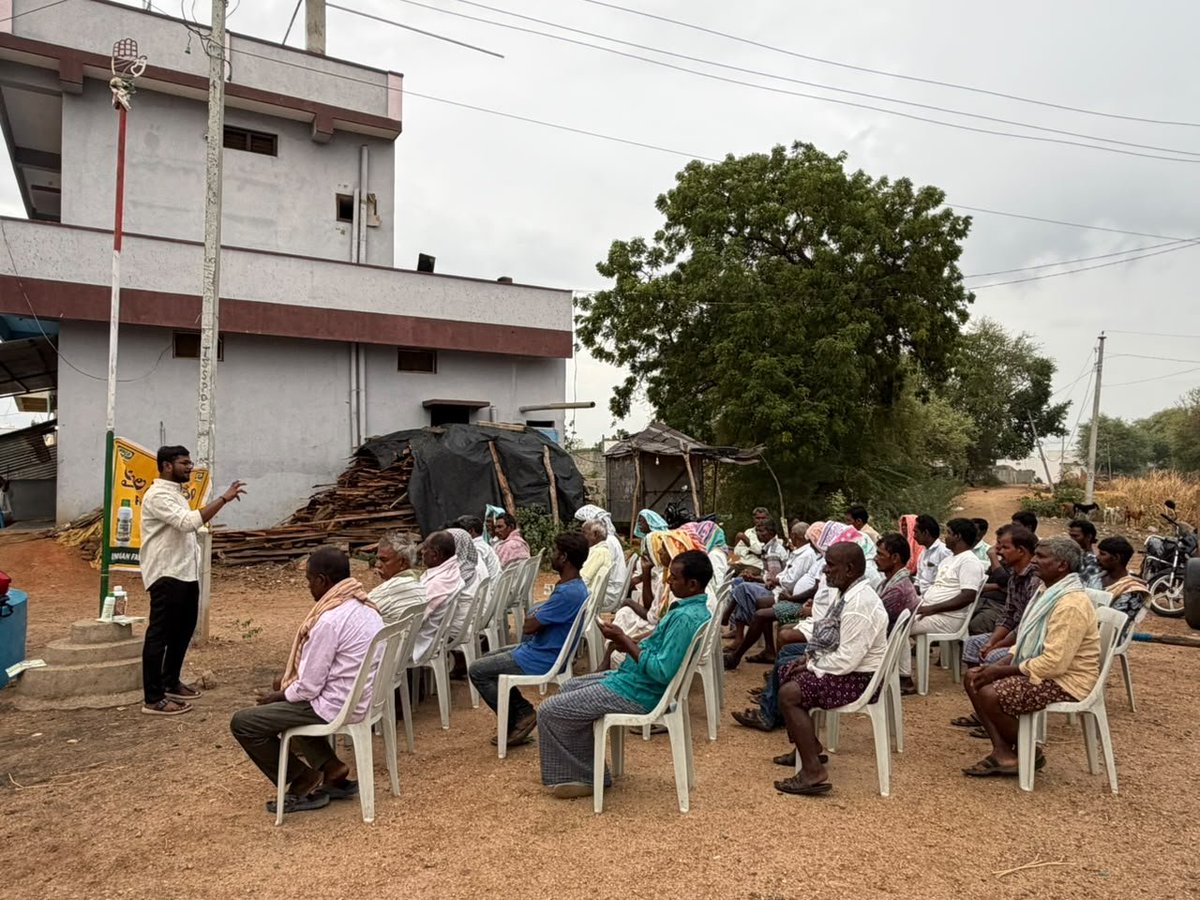 IFFCO_TS's tweet photo. Fo Shri K Raju organized Farmer meeting at Chengonipally, Gadwal &amp; Explained the usage of IFFCO Nano Products,Dharamruth &amp; creating awareness among the farmers about their role in improving crop growth and soil health.@Dileep_Sanghani @KiritkrJPatel @iffcoyogendra @Dept_ofAgriTG https://t.co/gTDFz70kAr
