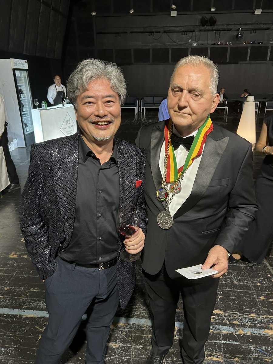 tokyo_opera_ws's tweet photo. 東京オペラの社長小鉄和広はマケドニア・ワイン協会よりヴラネッツ・アンバサダーのバッジを授与されている唯一の日本人です。
ヴラネッツはマケドニアを代表する黒葡萄品種。

小鉄は首都スコピエの国立歌劇場にて、
同協会と日本大使館共催リサイタルを行いました。

https://t.co/AVYwoux2Fh https://t.co/aGFEblw3qd
