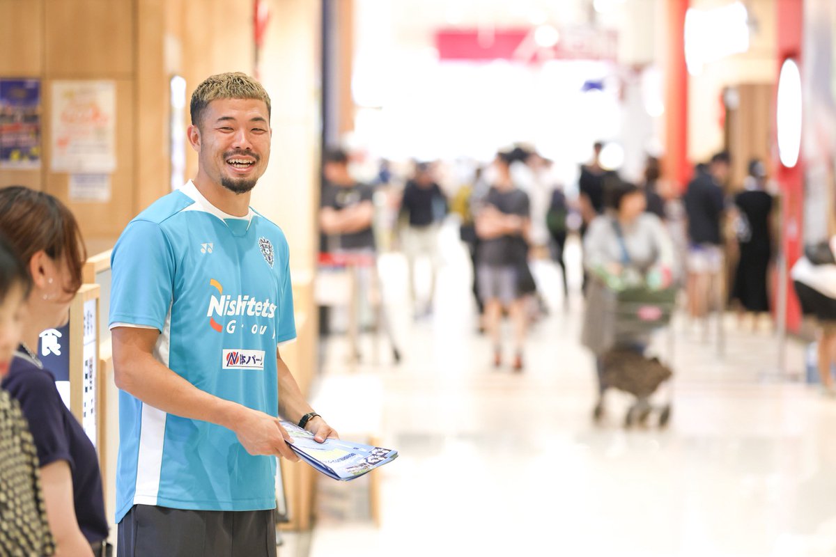 Avispa_DAO's tweet photo. ⚽️DAOアンバサダー湯澤聖人選手⚽️
【チラシ配布活動のご報告✨】
湯澤選手を先頭に、7月4日(土) 16:00〜17:00、イオンモール香椎浜にてチラシ配布活動を行いました！当日はたくさんの方にチラシを受け取っていただき、最終的に約200枚を配ることができました🎉
今回はプロジェクトオーナーの湯澤聖人 選手が最前線でチラシを配布！
何度も受取りを断られる場面があっても決して諦めずに配り続ける湯澤選手のお姿から、「一人でも多くの方にアビスパを知ってほしい」「スタジアムに足を運んでほしい」という強い想いがひしひしと伝わってきて、本当に胸を打たれ、とても感動しました😭✨

🐝現場での心温まるエピソード🐝
地元の高校生たちや、これまでサッカーをしたことのないお子さんたちが、湯澤選手と一緒に写真を撮ってすごく嬉しそうだったことがとても印象的でした！
湯澤選手も「アビスパ福岡を知らない方達に渡すことが出来て良かった☺」と仰っており、当初の目的を達成できた一先ず大成功の活動となりました🎉

🍀感謝の御礼🍀
場所の提供や館内アナウンスでサポートしてくださったイオンモール香椎浜さま、素敵な写真を撮ってくれた.404.さま、取材だけでなく一緒にチラシ配布まで手伝ってくださった中倉さまと西日本新聞社の記者さま、さらにクラブスタッフの皆さま、DAOメンバーの皆さん、本当にありがとうございました！

🌈未来へ向けたメッセージ🌈
アビスパの輪を広げる挑戦は、ここで終わりではありません。私たちはこれからも、この街に紺碧の情熱を届けるために継続して活動を行っていきます！
まずは8月8日(土)の開幕戦、ベススタに最高の景色を作るため✨

ピッチで闘う選手たち、そしてスタンドを染めるサポーターが一体となる瞬間を想像してみてください！今からワクワクが止まりませんよね☺

最高のスタートを一緒に切るために、まだ見ぬ仲間を巻き込んで、ベススタをこれ以上にない熱気で満たしましょう✨

未来のサポーターと共にいざ開幕戦へ🔥

＃湯澤聖人選手
＃アビスパDAO
＃アビスパ福岡
＃ベススタを紺碧へ
＃撮影.404.さま@nao_no_photo
