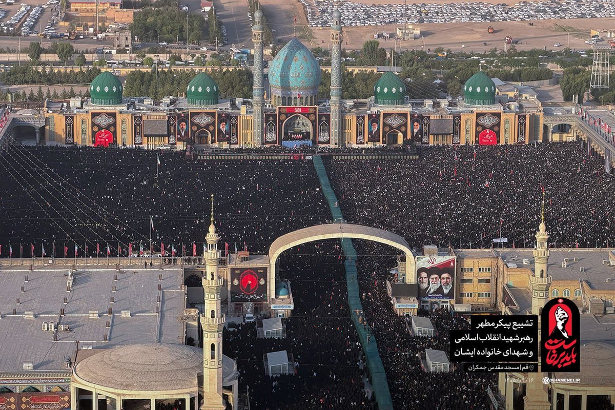 JahhedMo19H's tweet photo. کسایی که مسجد جمکران رفتن می‌دونن که حیاط خیلی بزرگی داره.
جمعیت رو شما فقط نگاه کن
تازه بیرون مسجد هم همین شکلیه
#باید_برخاست
#بدرقه_ملکوتی https://t.co/GJwZwo5n7W