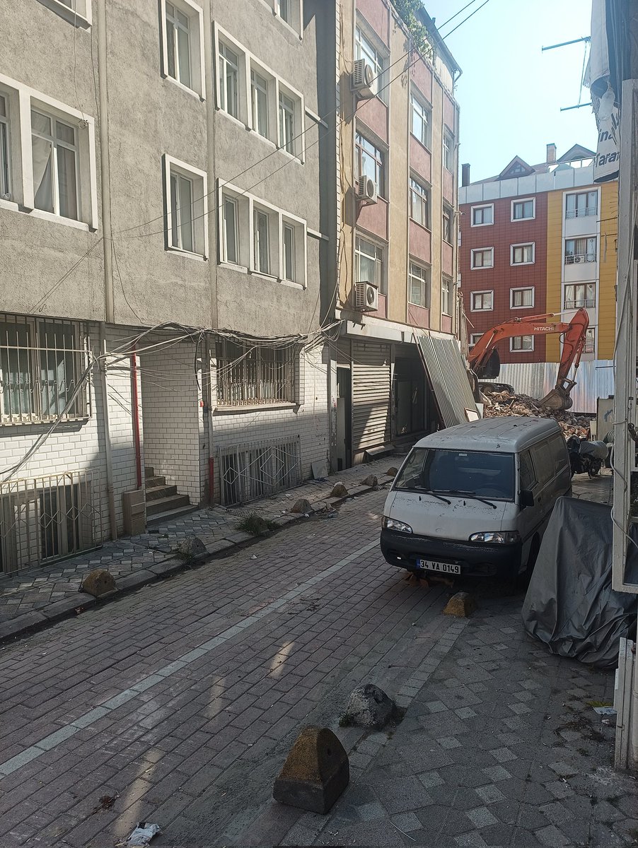 unal76's tweet photo. Kentsel dönüşüm sürecinde umursamaz müteahhitlere ve yıkım ekiplerine ses çıkartılmadığı için üç gün önce bir ekskavatör sokağımızı internetsiz bıraktı. Zeytinburnu belediyesinin karşı sokağı 3 gündür bu halde. Teşekkürler emeği geçen herkese. 
#Zeytinburnu #istanbul #Türkiye https://t.co/6RtvrEYDVg