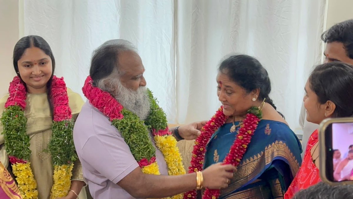 ImJaggaReddy's tweet photo. సంగారెడ్డిలోని జగ్గారెడ్డి ఇంట్లో వేద పండితుల ఆధ్వర్యంలో జగ్గారెడ్డి,జయారెడ్డి పుట్టినరోజు వేడుకలు..
#Jaggareddy
#Jayareddy
#JaggareddyBirthdayCelebrations
#Sangareddy
#NirmalaJaggareddy https://t.co/bDgs2K0sgX