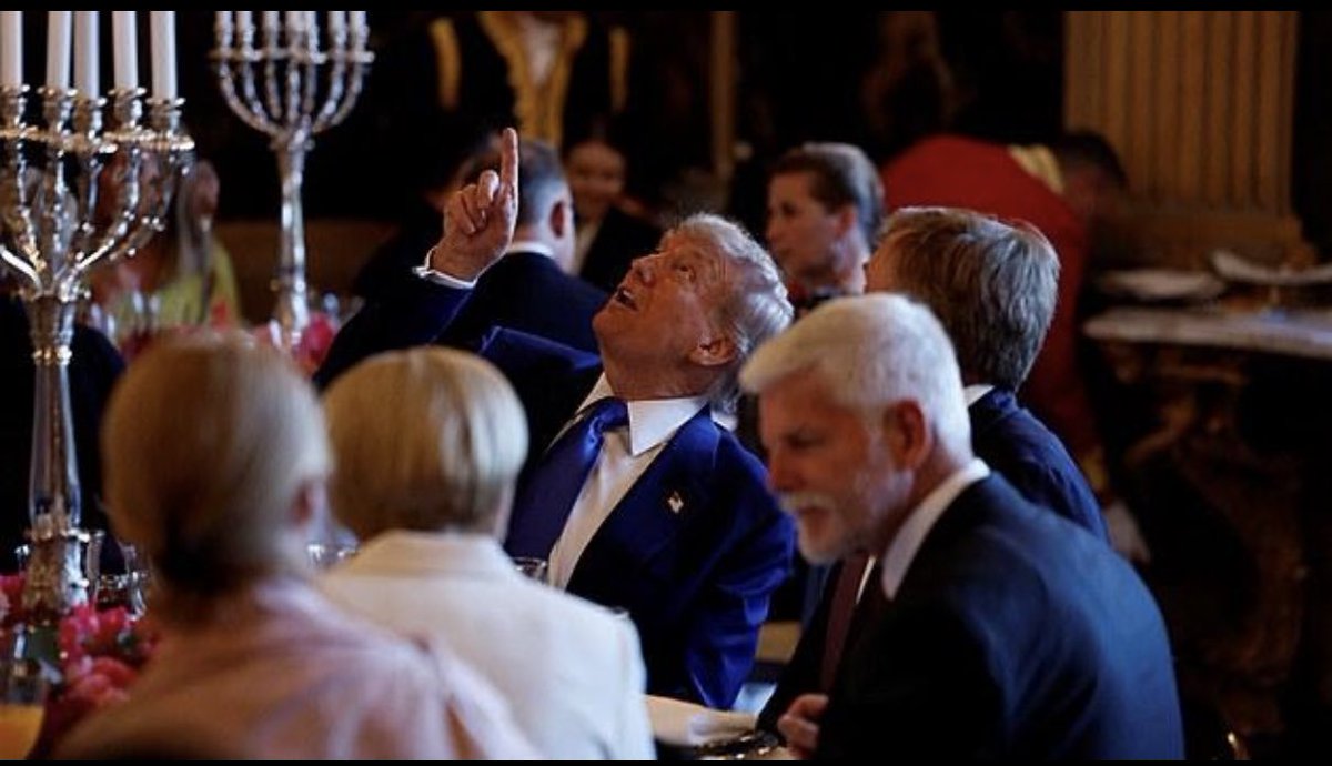 vilikcv's tweet photo. @borisstastny Prezident Petr Pavel na slavnostní večeři, která se konala u příležitosti summitu NATO v Haagu, usedl na čestné místo a seděl hned vedle hostitele, nizozemského krále Viléma Alexandra. U stejného stolu jim dělal společnost americký prezident Donald Trump i šéf Aliance Mark Rutte https://t.co/3dXpke7nFr