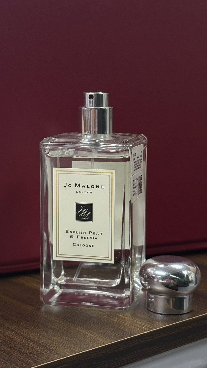 inisarach_'s tweet photo. ada yang mau? #Parfum jomalone ter best seller ini?  2jt aja, masih 95% isi nya. Baru nya 2.850k ini (gapernah discount emang si english pear ini) 🙂
original 100% ya, maaf ga pemakai parfum kewong haha🥶
Saya sudah jatuh cinta dengan yang sweet pea, jadi sayang yg ini ga kepake https://t.co/cPp0qG7z5y