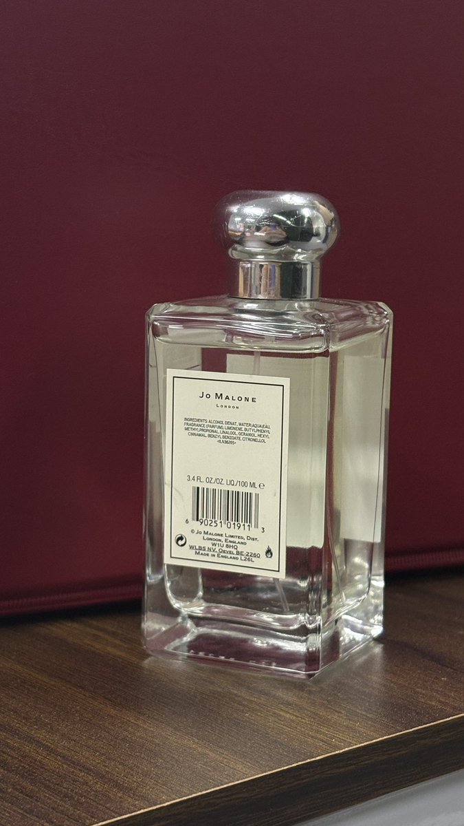 inisarach_'s tweet photo. ada yang mau? #Parfum jomalone ter best seller ini?  2jt aja, masih 95% isi nya. Baru nya 2.850k ini (gapernah discount emang si english pear ini) 🙂
original 100% ya, maaf ga pemakai parfum kewong haha🥶
Saya sudah jatuh cinta dengan yang sweet pea, jadi sayang yg ini ga kepake https://t.co/cPp0qG7z5y