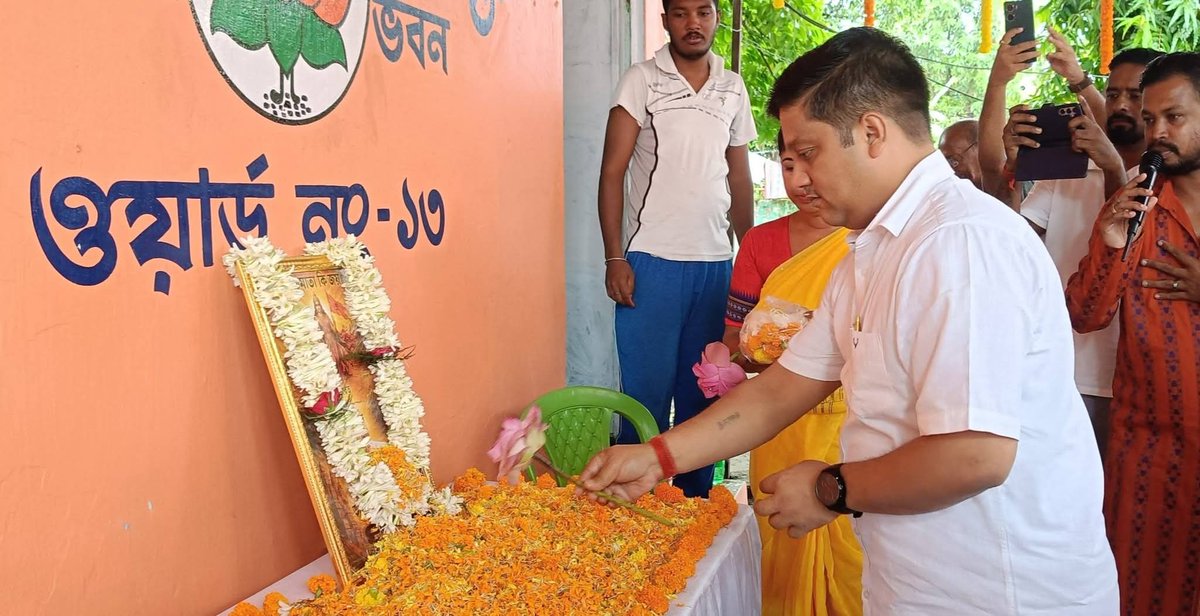 krishnenduBJP's tweet photo. Shyama Prasad Mukherjee's 125th birth anniversary was celebrated in the Bijpur Assembly constituency in the presence of the Bijpur MLA.
@SudiptaDas56522 @SuvenduWB @BJP4Bengal @NitinNabin @SamikBJP @ArjunsinghWB @paulagnimitra1 #125YearsOfDrSPMukherjee https://t.co/all3nFdLxd