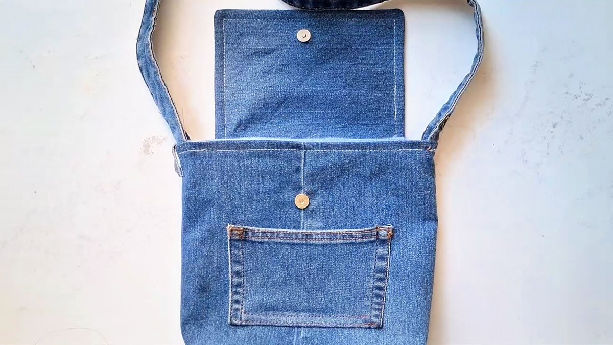 maxedo1's tweet photo. Turn an old denim jacket into a cool patch bag! Scissors + fabric glue = upcycled fashion. ， https://t.co/kdnNqM9jQu