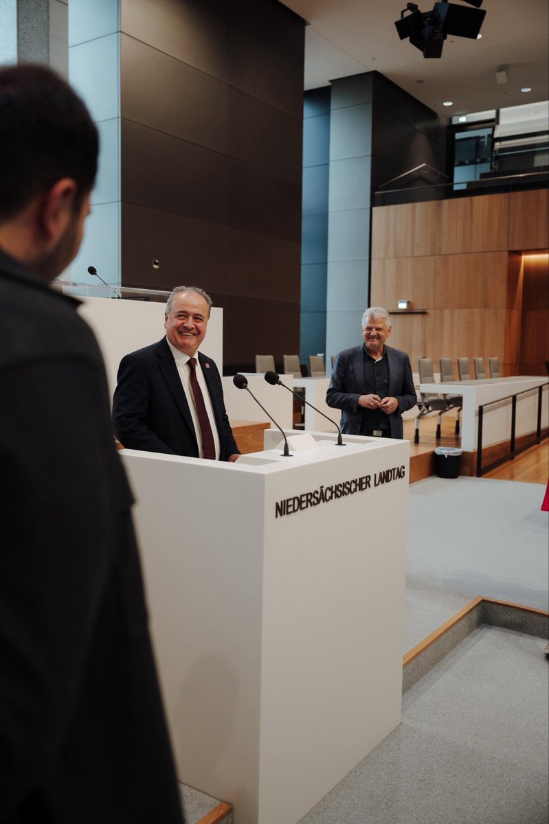 YeniHannover's tweet photo. CHP Hannover Yönetim Kurulu olarak Kerstin Politze, Stefan Politze ve Erdinc Albayrak ile bir araya geldik. 

Güncel siyasi gelişmeler ve ortak demokratik değerler üzerine görüş alışverişinde bulunduk. 

Misafirperverlikleri için teşekkür eder, diyaloğun sürmesini dileriz. https://t.co/h3NOagjw7o