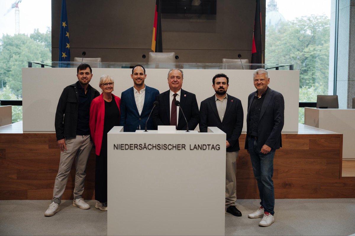 YeniHannover's tweet photo. CHP Hannover Yönetim Kurulu olarak Kerstin Politze, Stefan Politze ve Erdinc Albayrak ile bir araya geldik. 

Güncel siyasi gelişmeler ve ortak demokratik değerler üzerine görüş alışverişinde bulunduk. 

Misafirperverlikleri için teşekkür eder, diyaloğun sürmesini dileriz. https://t.co/h3NOagjw7o