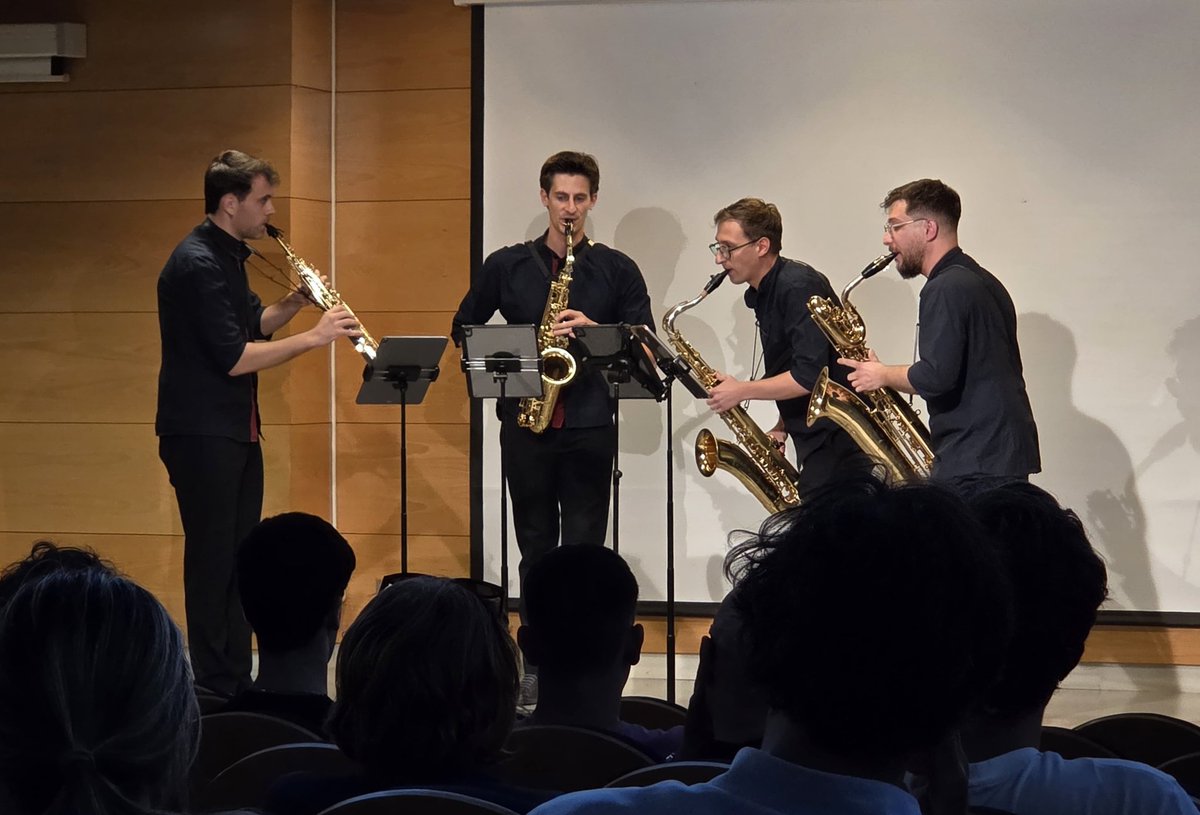 AjuntamentBerga's tweet photo. 🎷El Pavelló de Suècia va acollir ahir el concert inaugural de la VII Acadèmia Mestral. El quartet Kebyart i Nacho Gascón van oferir una actuació amb peces de compositors reconeguts com Bach, Mozart o Schubert. El concert obre una setmana dedicada al saxòfon clàssic a la ciutat. https://t.co/87SyzZrKCe
