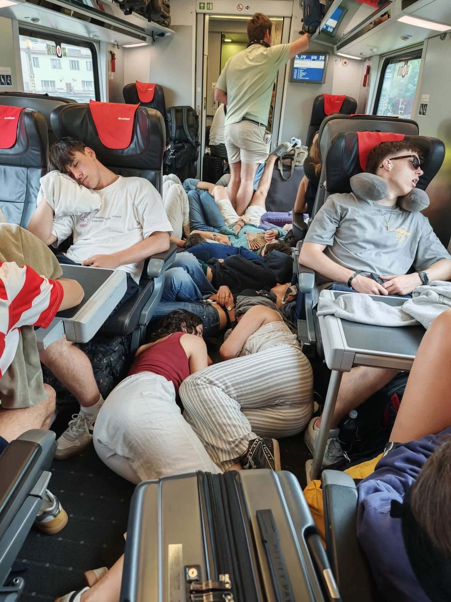 LiskaNaKolejich's tweet photo. Please book your seats and take your mess with you and respect the carrier's instructions. We understand your enthusiasm for the eighteen-year-old ticket, but we are not interested in traveling with livestock. The aisles must always be passable for safety reasons! #DiscoverEU https://t.co/qqNiDjZcMo