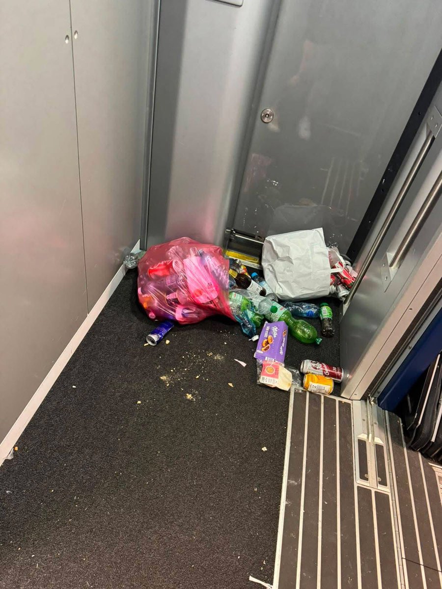LiskaNaKolejich's tweet photo. Please book your seats and take your mess with you and respect the carrier's instructions. We understand your enthusiasm for the eighteen-year-old ticket, but we are not interested in traveling with livestock. The aisles must always be passable for safety reasons! #DiscoverEU https://t.co/qqNiDjZcMo