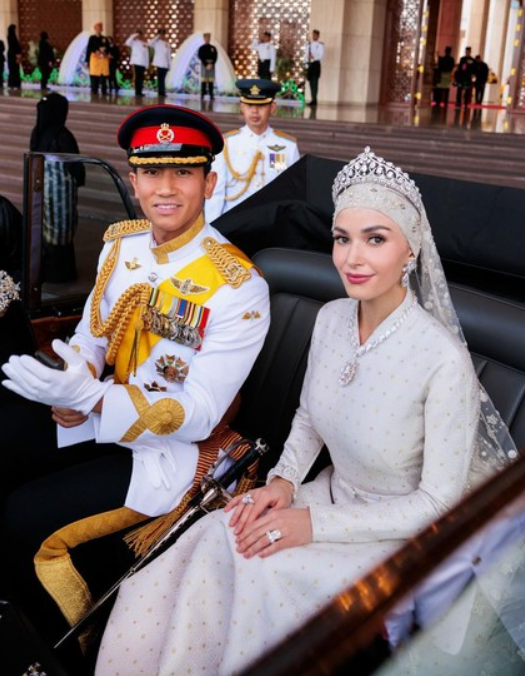 karirfess's tweet photo. Pernah gak sih kamu atau temen kamu lagi cari pasangan, tapi terus diingetin “cari yang sekufu ya”?

Awalnya mungkin terdengar sepele yaa...

Tapi lama-lama, semakin ngerti kenapa itu penting banget.. terutama di dunia kerja yang semakin berat ini.

Sekufu itu bukan soal sama kaya, sama ganteng, atau sama sukses.  

Tapi soal "sama dalam hal yang paling dasar" sekalipun: 
- nilai hidup
- cara pandang agama
- visi masa depan
- dan cara memperlakukan orang lain.

Karena kalau dua orang yang beda jauh nikah, yang ada bukan pelengkap, tapi tabrakan jadinya.. 🥲🥲