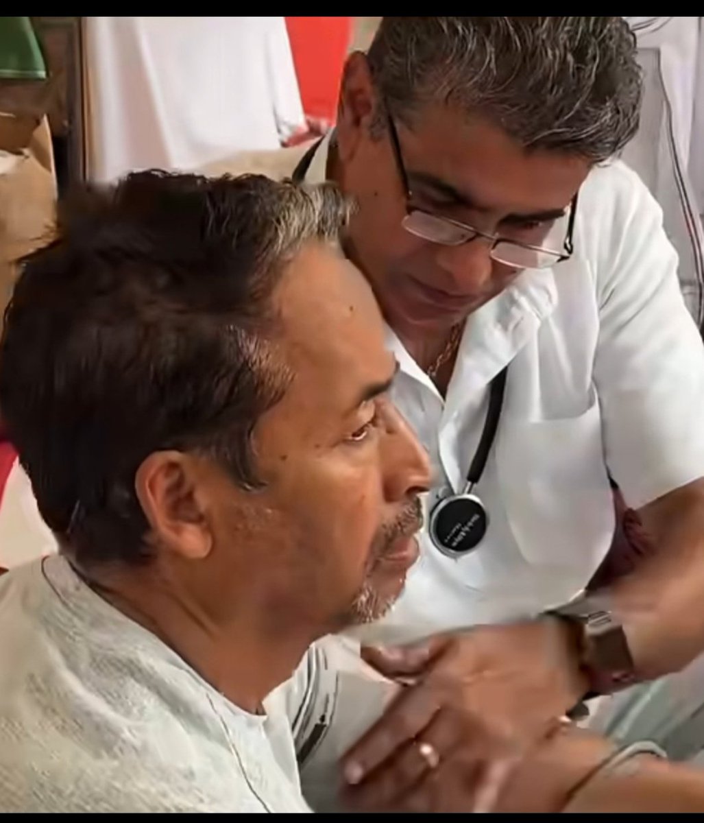 HrMukul's tweet photo. ये आप किसके लिए लड़ रहे हो सर @Wangchuk66 !

ये देश अब ज़िम्मेदार नागरिकों नहीं रहा, यहां रहते हैं पार्टी विशेष के  समर्थक और नेता विशेष के पिछलगु।

आप अपनी जान भूख से दिये दे रहे हैं इन मारी हुई नैतिकता के लोगों के लिए।
छोड़िए जिद और आप भी अपना जीवन समझिए। https://t.co/JDUdXxR8BB