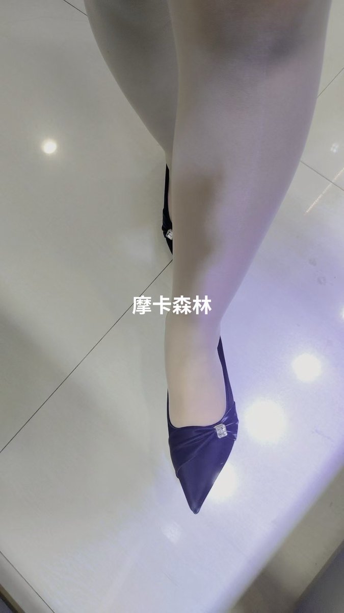 acU2dniVgGKICPU's tweet photo. 柜姐新制服新高跟鞋配肉色连裤袜🧦。最后一张脱高跟鞋脚掌位置脚泥很重口。 https://t.co/MbPesRP5fO