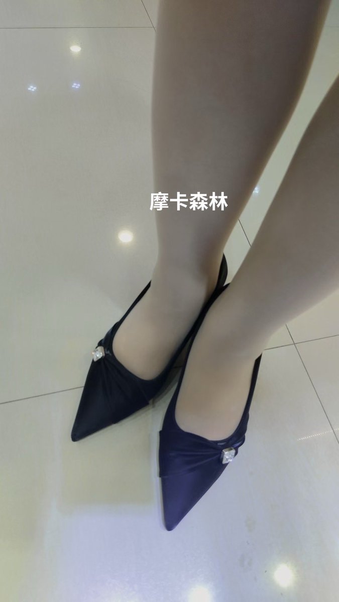 acU2dniVgGKICPU's tweet photo. 柜姐新制服新高跟鞋配肉色连裤袜🧦。最后一张脱高跟鞋脚掌位置脚泥很重口。 https://t.co/MbPesRP5fO