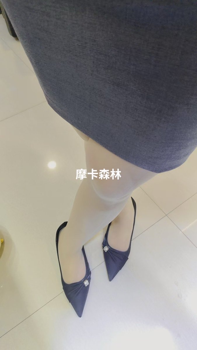 acU2dniVgGKICPU's tweet photo. 柜姐新制服新高跟鞋配肉色连裤袜🧦。最后一张脱高跟鞋脚掌位置脚泥很重口。 https://t.co/MbPesRP5fO