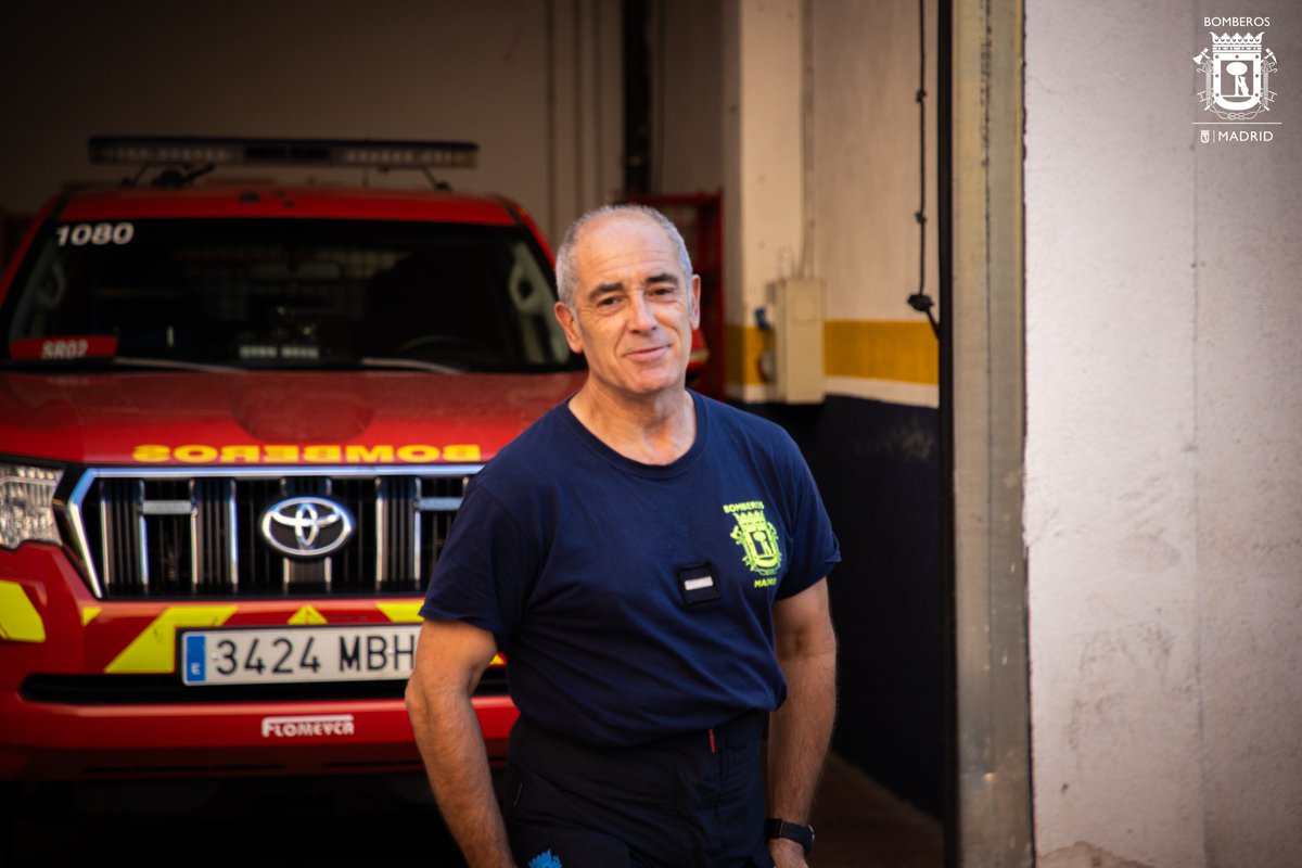 BomberosMad's tweet photo. 👨‍🚒No es un adiós, es el final de la última guardia.
Hoy nuestro compañero Andrés comienza una nueva etapa después de muchos años de servicio. Se marcha con el respeto y el cariño de quienes hemos tenido la suerte de trabajar a su lado🚒
Gracias por tu compromiso y dedicación👏👏 https://t.co/zXW4yX4M8T
