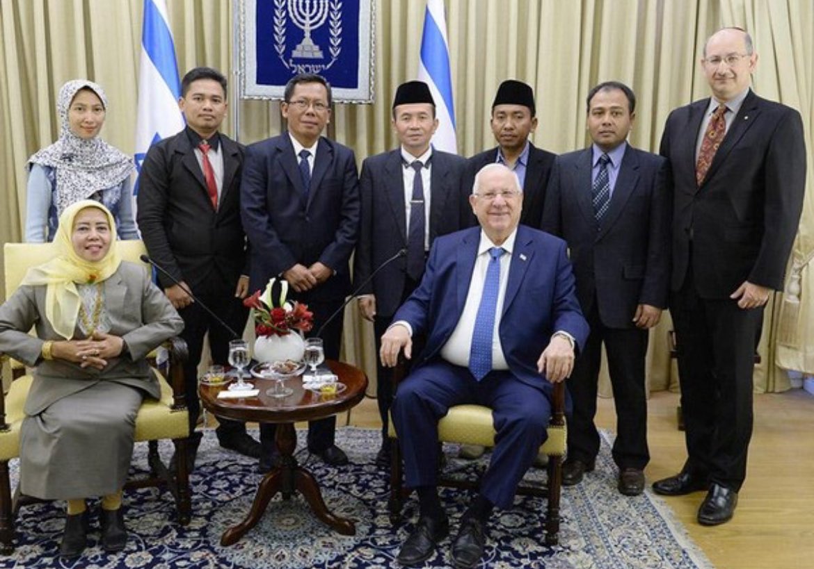 joey_ardiva's tweet photo. MUI Ke kelompok minoritas: 😡👺☠️💀💩
MUI Ke Israel: 😍🤝🫶🏼😀🫢❤️ https://t.co/mSUMEfg5Fp