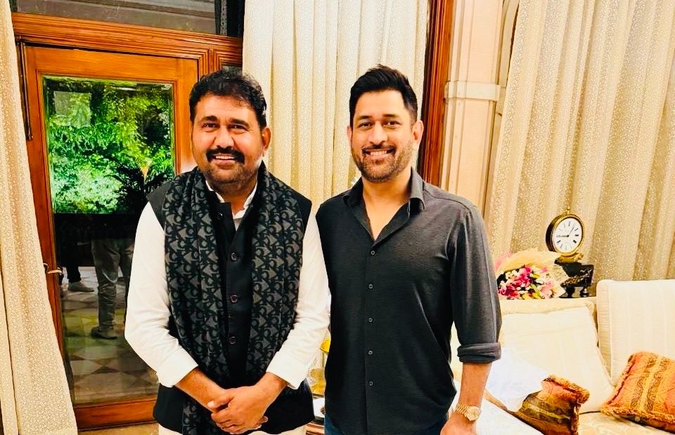 imHimmatsinghG1's tweet photo. विश्व कप विजेता, भारतीय क्रिकेट टीम के पूर्व कप्तान महेन्द्र सिंह धोनी जी को जन्मदिवस की हार्दिक बधाई एवं शुभकामनाएँ।

मैं प्रकृति से आपके उत्तम स्वास्थ्य एवं दीर्घायु जीवन की कामना करता हूँ।

महेन्द्र सिंह धोनी दो बार विश्व विजेता टीम के कप्तान रहे और दोहरा शतक लगाने वाले पहले भारतीय विकेटकीपर थे।

2007 में पहला टी-20 वर्ल्ड कप जिताया; 2011 दुसरी बार विश्व विजेता भारतीय क्रिकेट टीम के कप्तान महेन्द्र सिंह धोनी ही थे; 

🏏🇮🇳 महेन्द्र सिंह धोनी के नेतृत्व और खेल की महानता को हमेशा याद रखा जाएगा। आपके द्वारा किए गए योगदानों के लिए हम सभी आभारी हैं। 

जन्मदिन मुबारक हो, कप्तान कूल.!!

Leader in its truest sense 🫡
Wishing Mahendra Singh Dhoni, Former #TeamIndia Captain & one of the finest to have ever graced the game - a very happy birthday 🎂
@msdhoni 
🎂 #HappyBirthdayDhoni 

(File Pic)