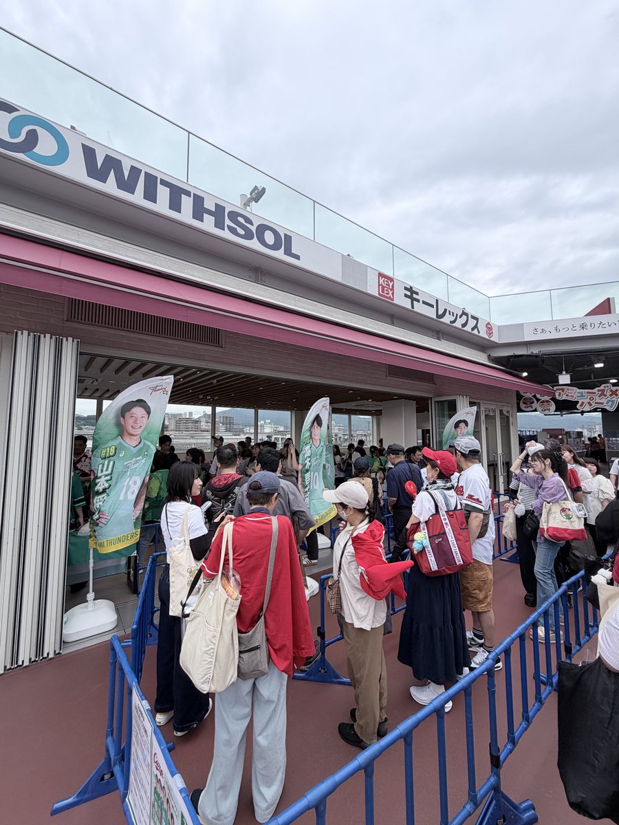 Carpofficial_pr's tweet photo. 📸広島サンダーズ記念撮影会 実施中！

選手との記念撮影をお楽しみいただいています😊

17:20まで実施しておりますので、ご参加予定の皆さまはぜひ会場へお越しください！

#carp #広島サンダーズ #マツダスタジアム https://t.co/emBNghGyod